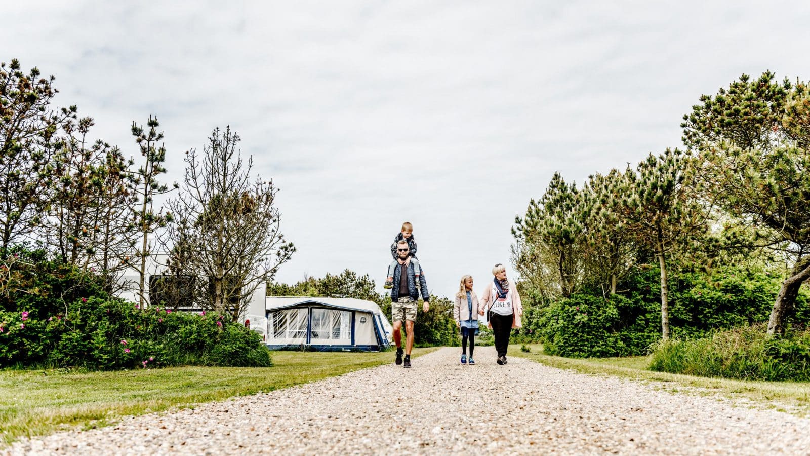 Familie på camping