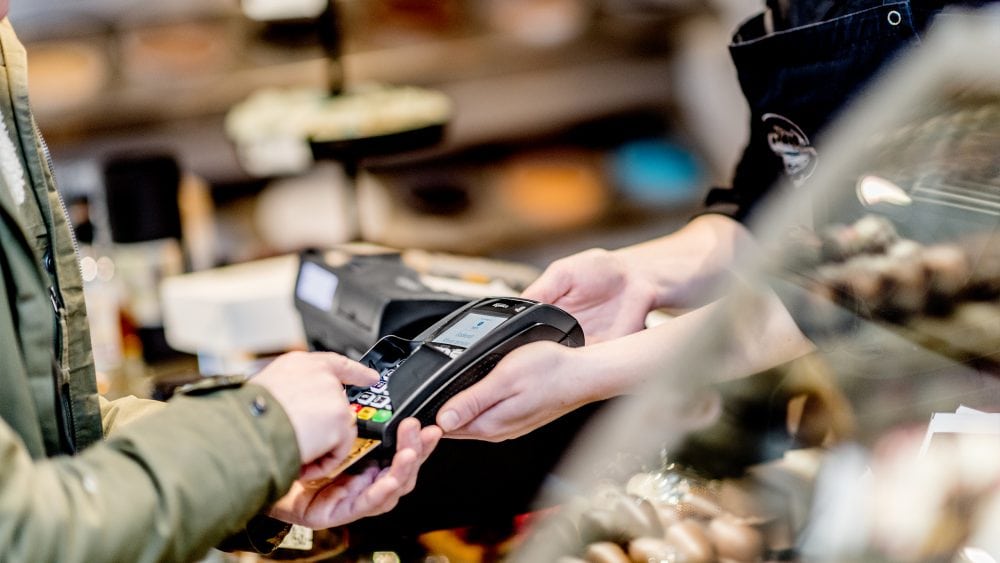 Kunde betaler med dankort i butik