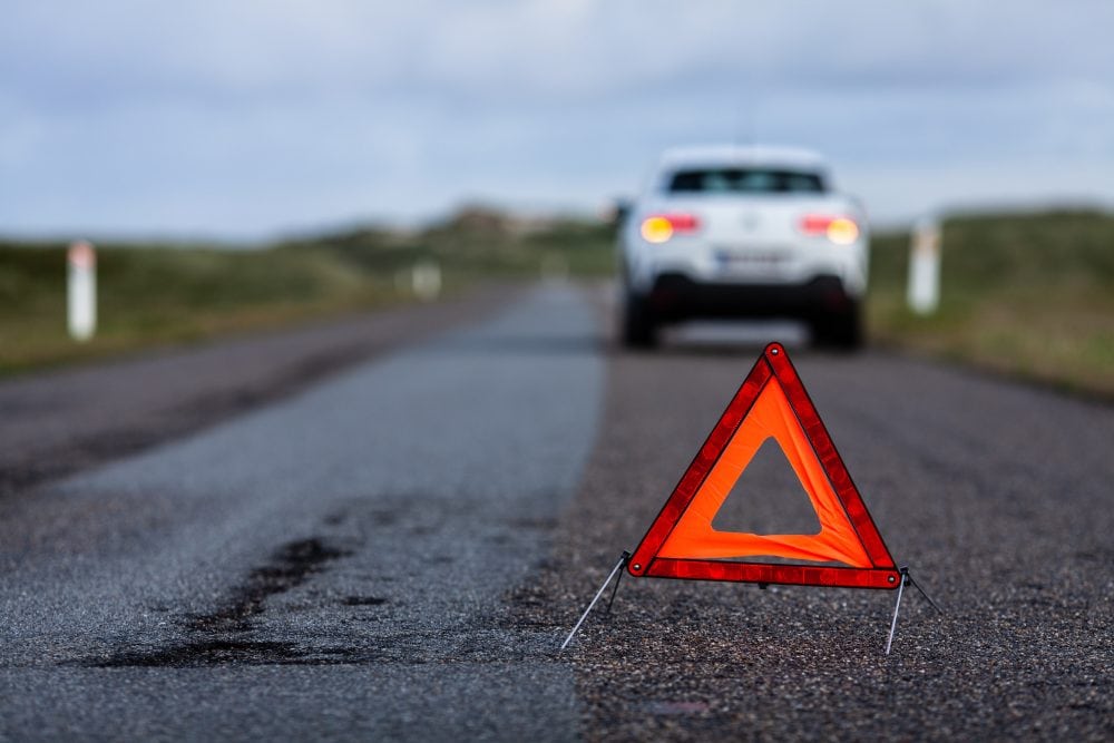 Bil med katastrofeblink holder i vejkanten
