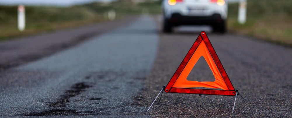 Bil med katastrofeblink holder i vejkanten