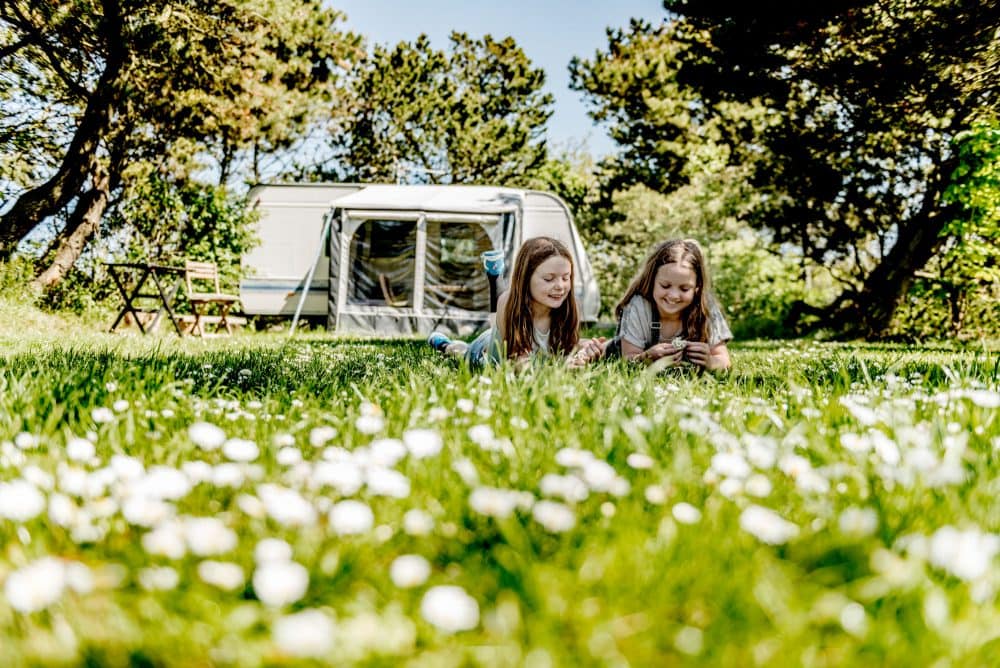piger foran campingvogn
