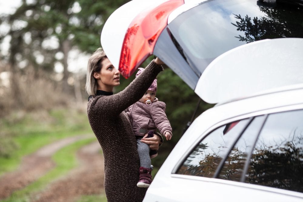 Mor og datter ved bil