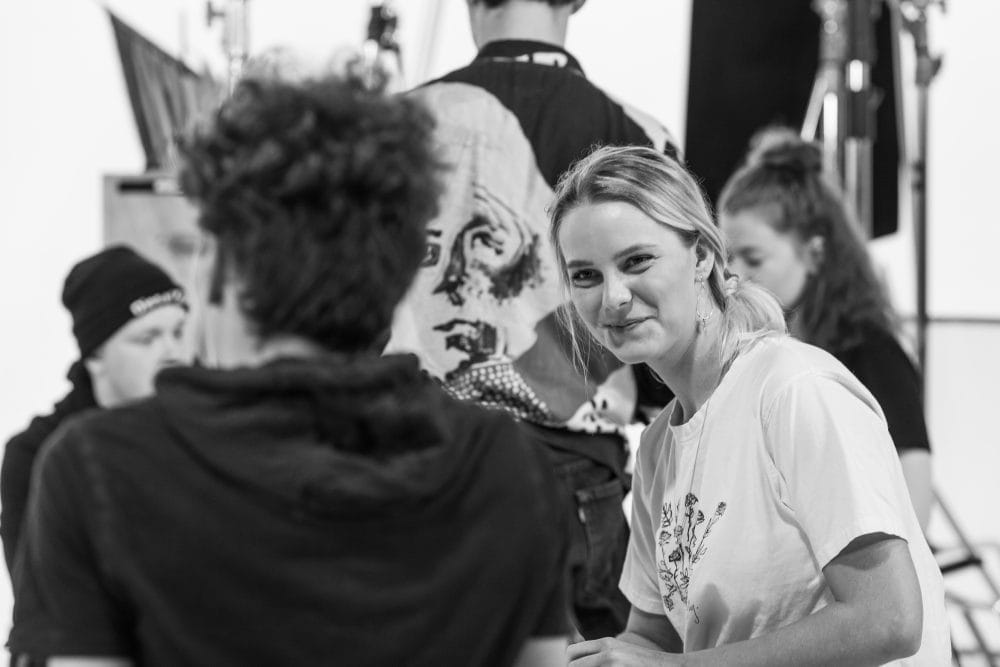 ung kvinde taler med ung mand