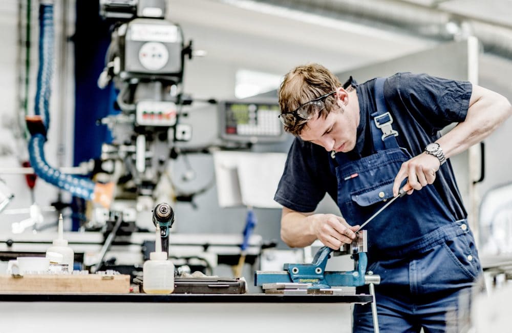 Mand arbejder med værktøj