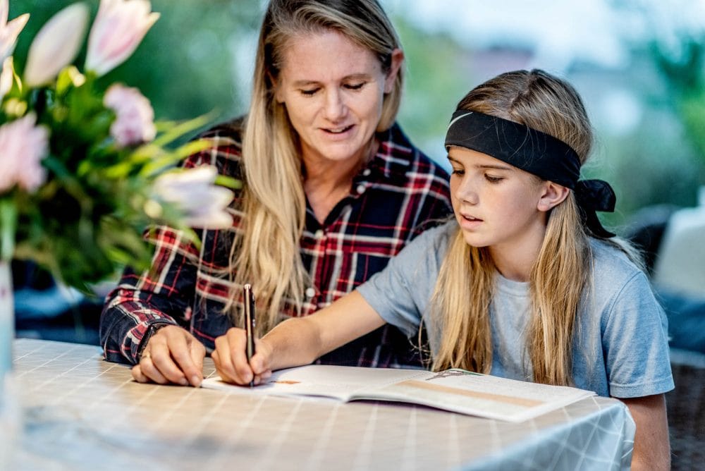 Mor og søn laver lektier