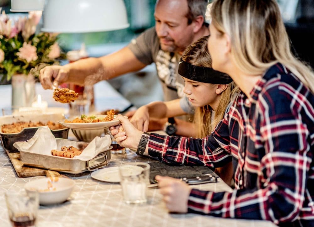 Familie spiser aftensmad