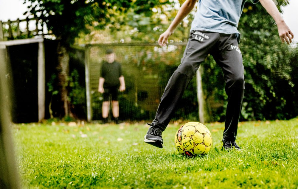 Drenge spiller fodbold