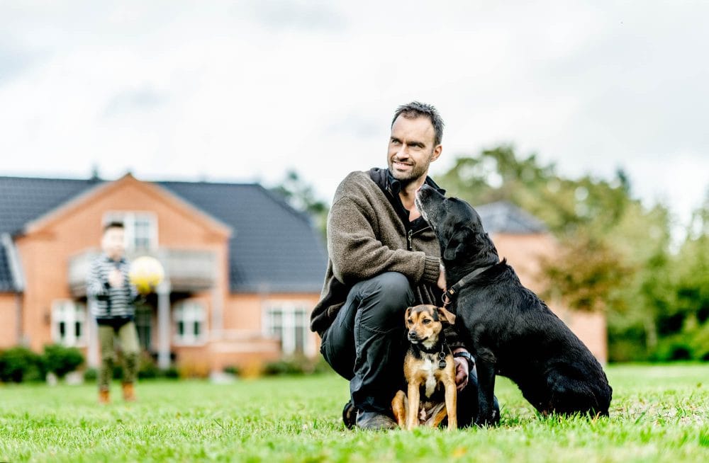 Mand med to hunde