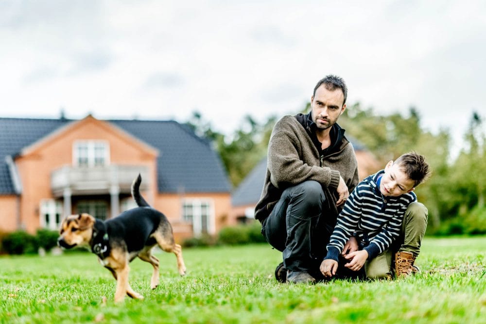 Far, søn og hund