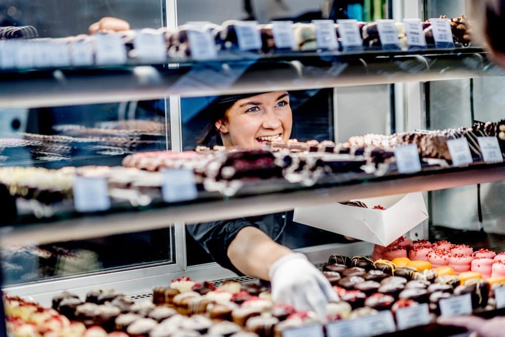 kvindelig ekspedient