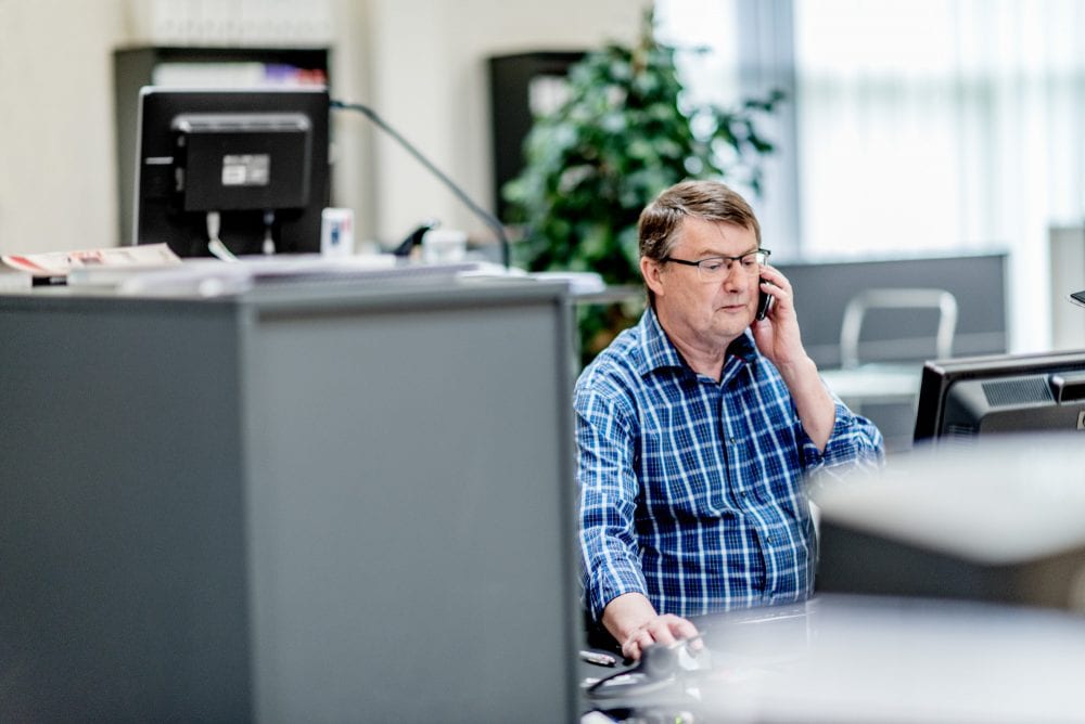 Mand arbejder ved computer