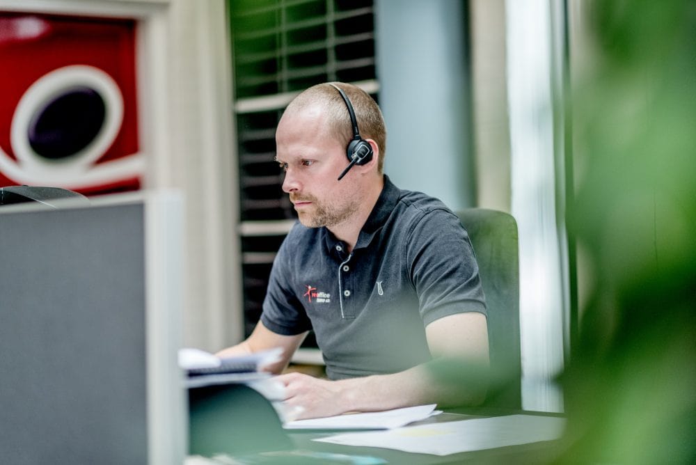 Mand arbejder ved computer