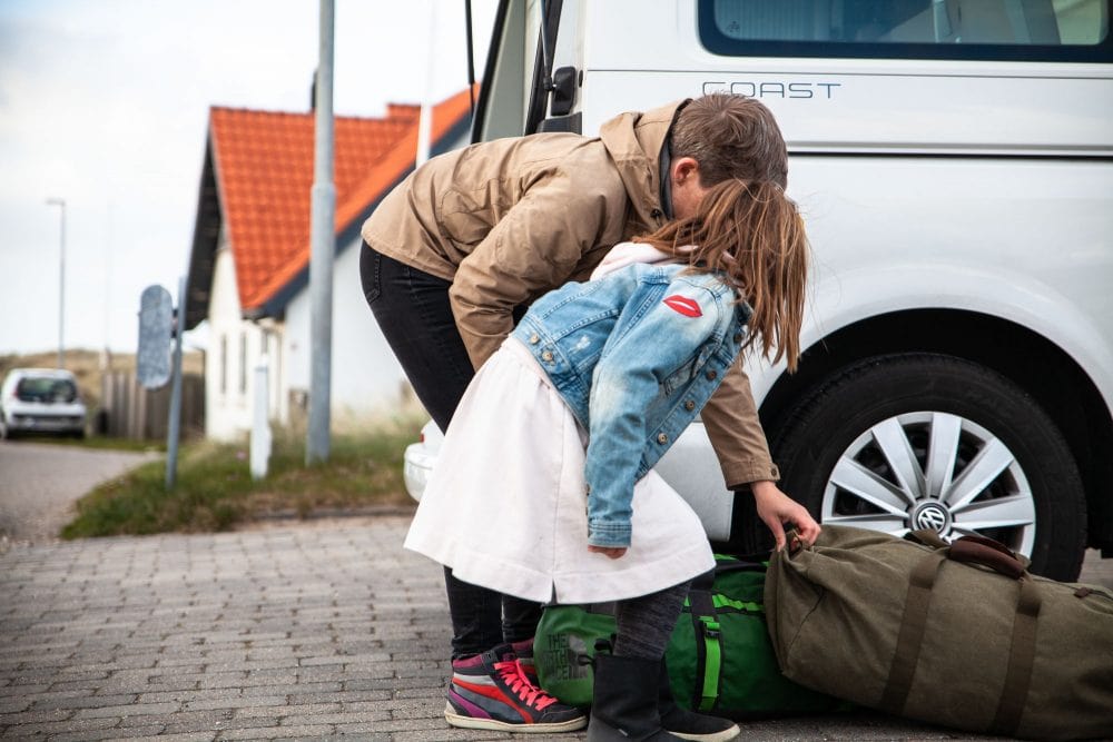 Mor og datter pakker bil