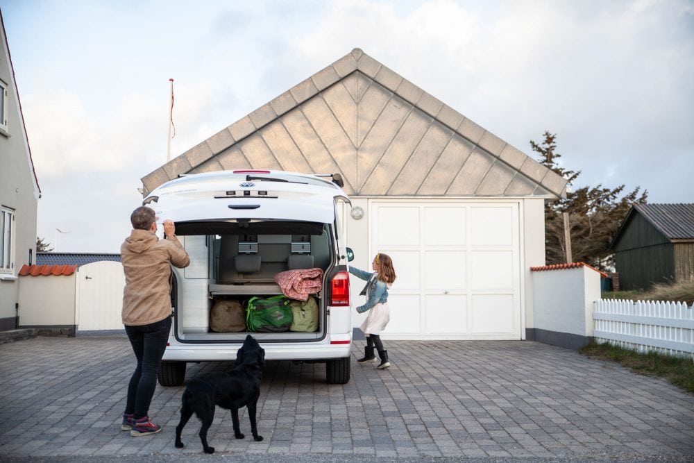Mor og barn skal afsted på bilferie med deres hund
