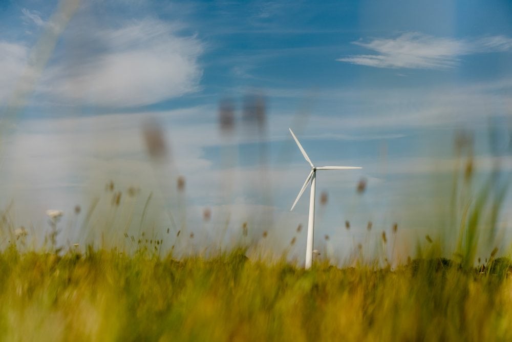 Vindmølle på mark under blå himmel