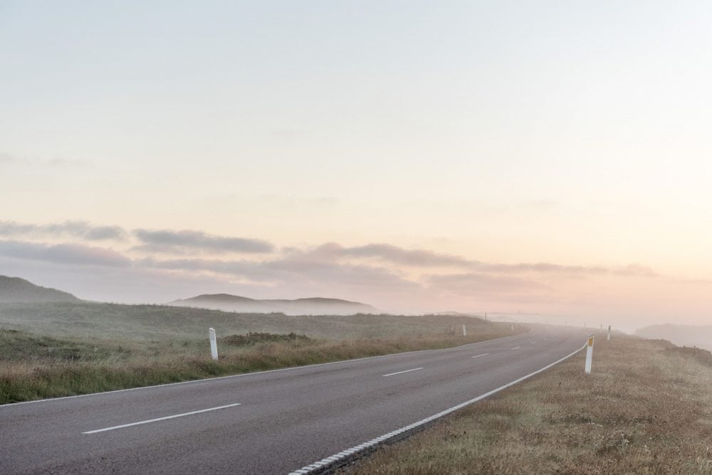 Tom vej i morgentåge