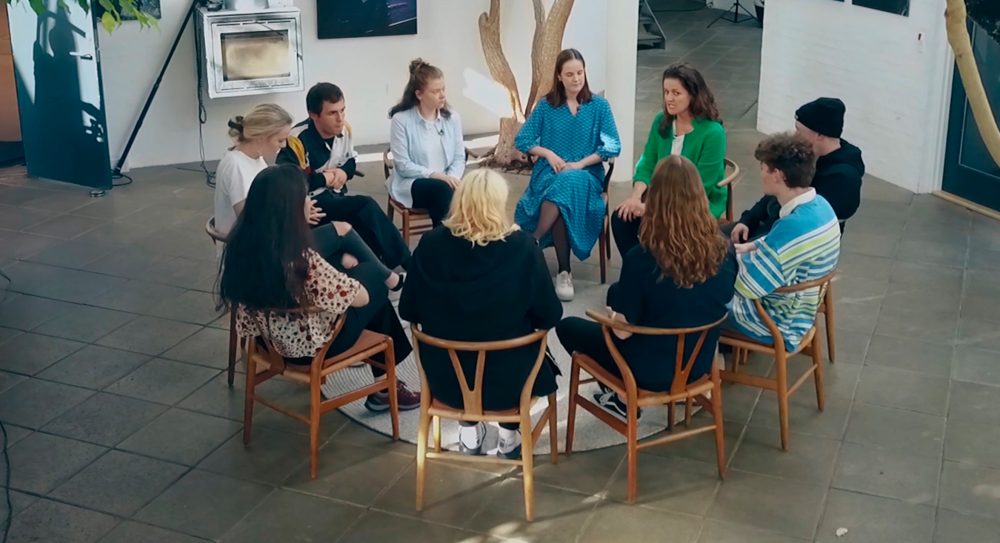 unge mænd og kvinder sidder i rundkreds