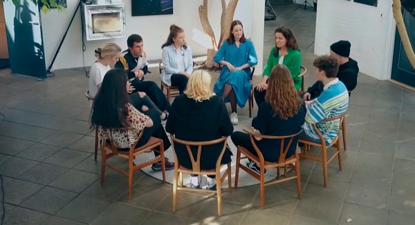 unge mænd og kvinder sidder i rundkreds