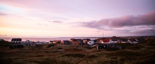Solnedgang landsby ved vandet
