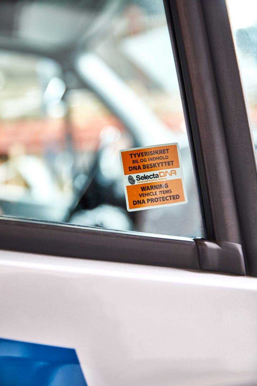 klistermærke i rude på varevogn