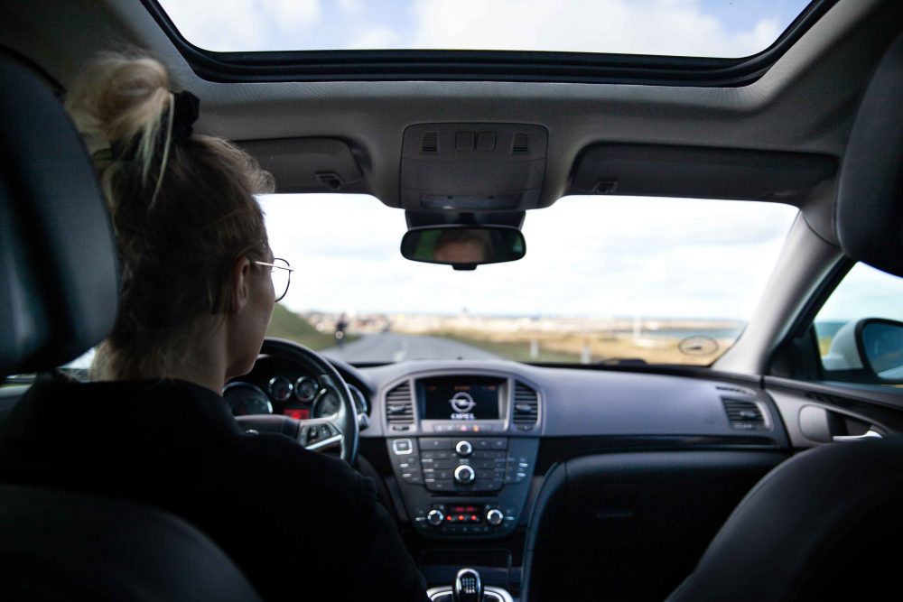 en kvinde kører bil