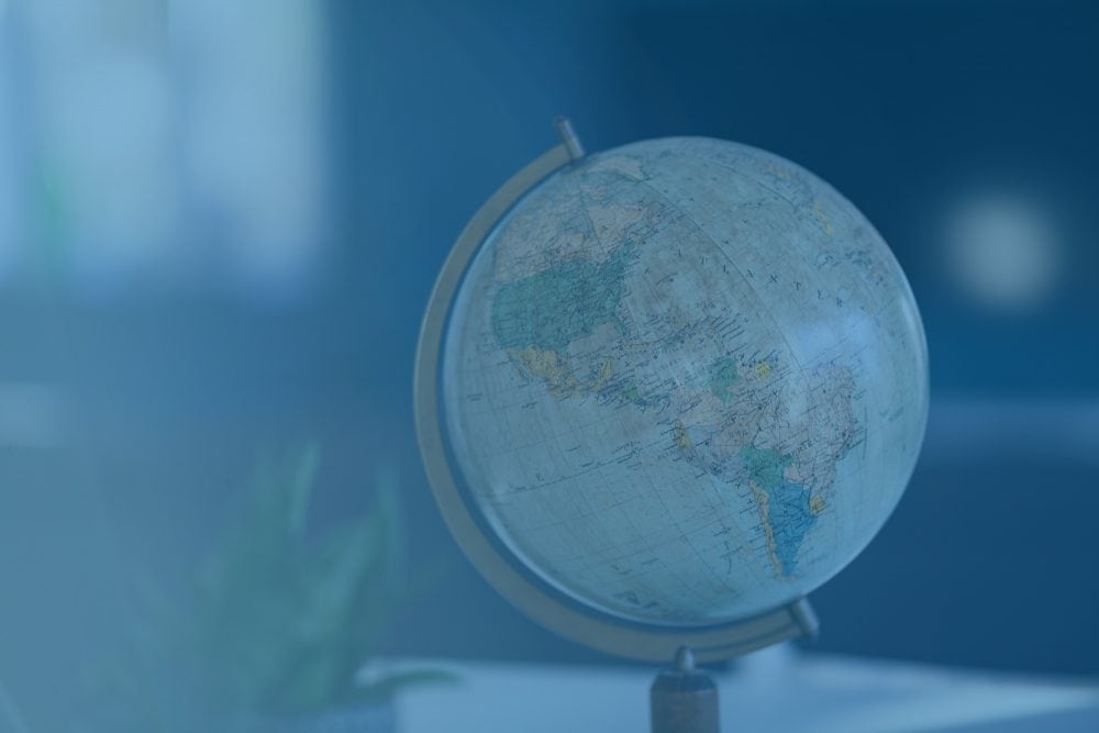 en globus på et bord