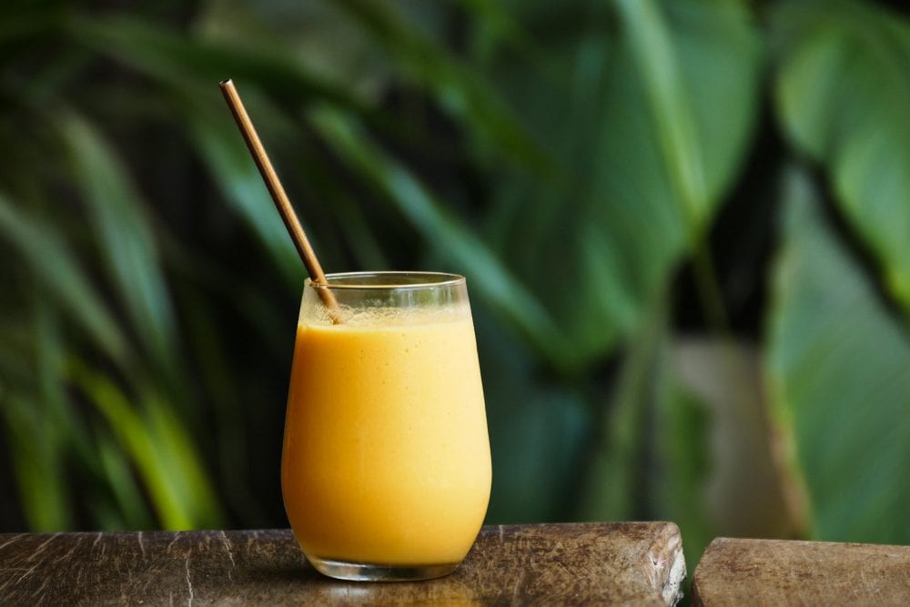 en drink med planter i baggrunden