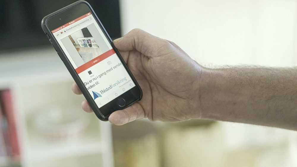 en hånd der holder en mobil