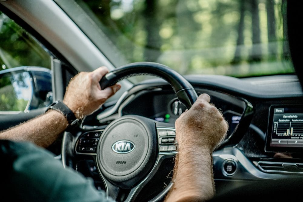 Mand kører bil. Han har en førerpladsdækning hos Thisted Forsikring. Så er han dækket i tilfælde af uheld.