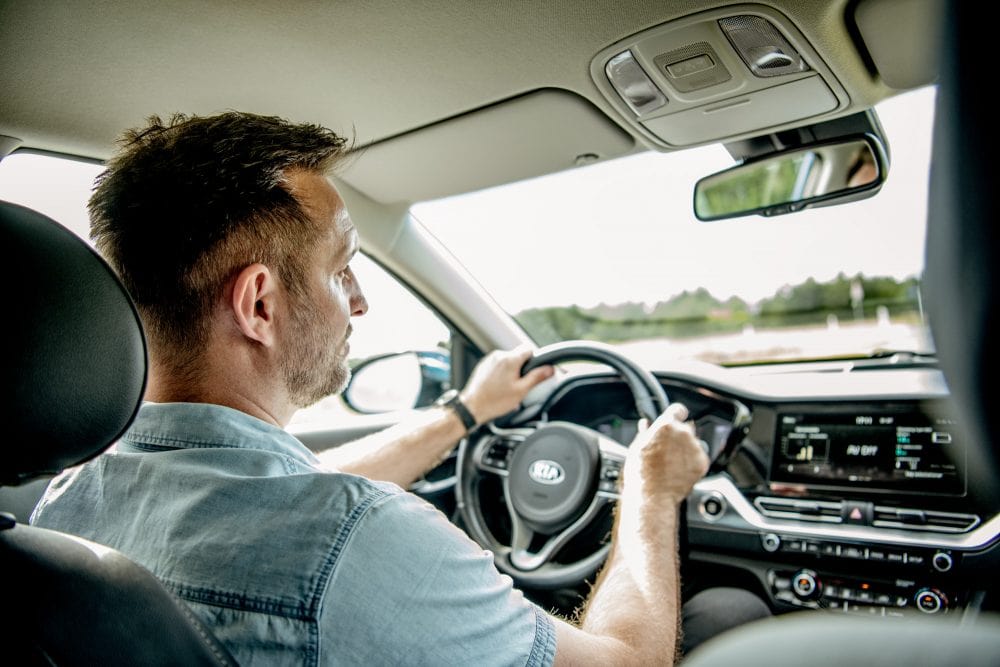 mand kører bil