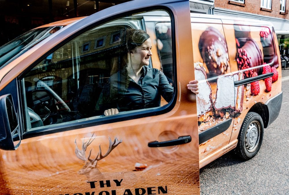 en kvinde stiger ud af varevogn