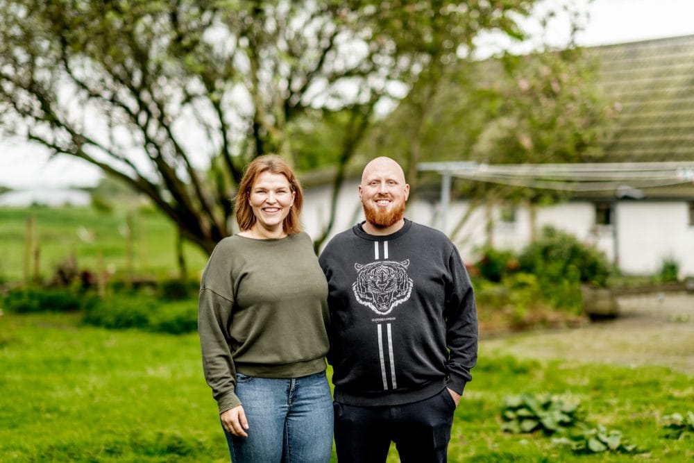 en mand og en kvinde står i en have