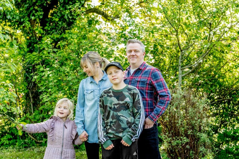 en familie står i en skov