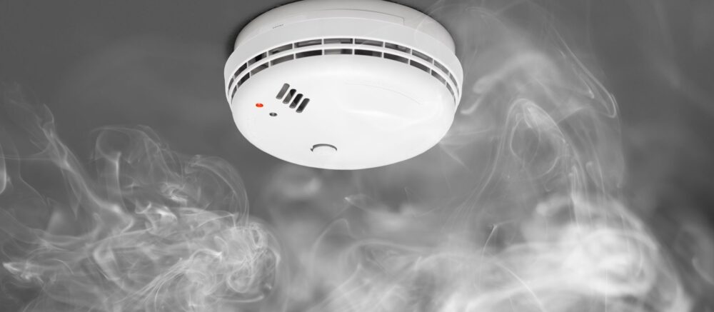 en røgalarm ven en masse røg