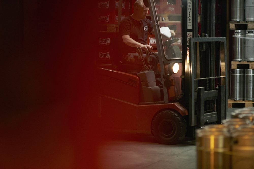 en mand der kører i en gaffeltruck