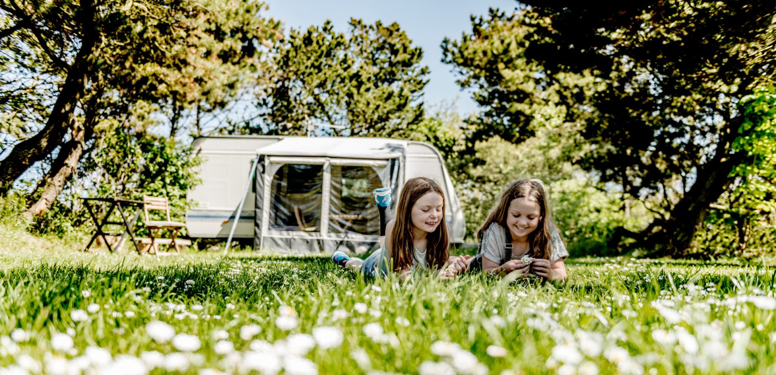 Piger på camping