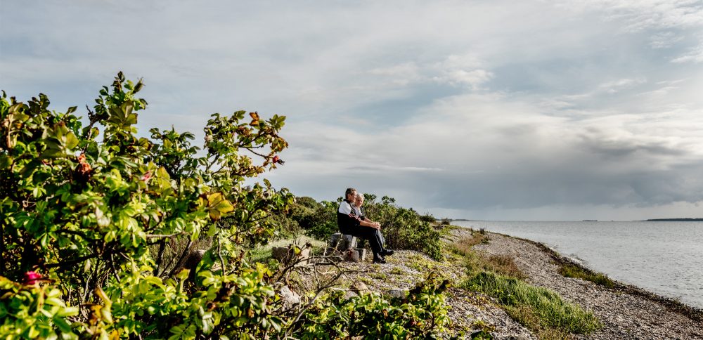 Par sidder ved stranden