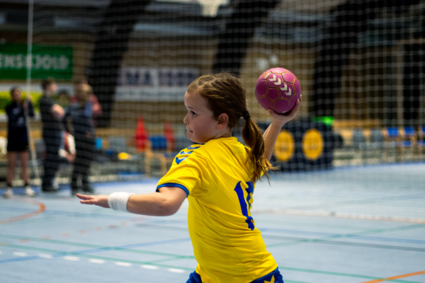 Pige spiller håndbold i Aalborg HK