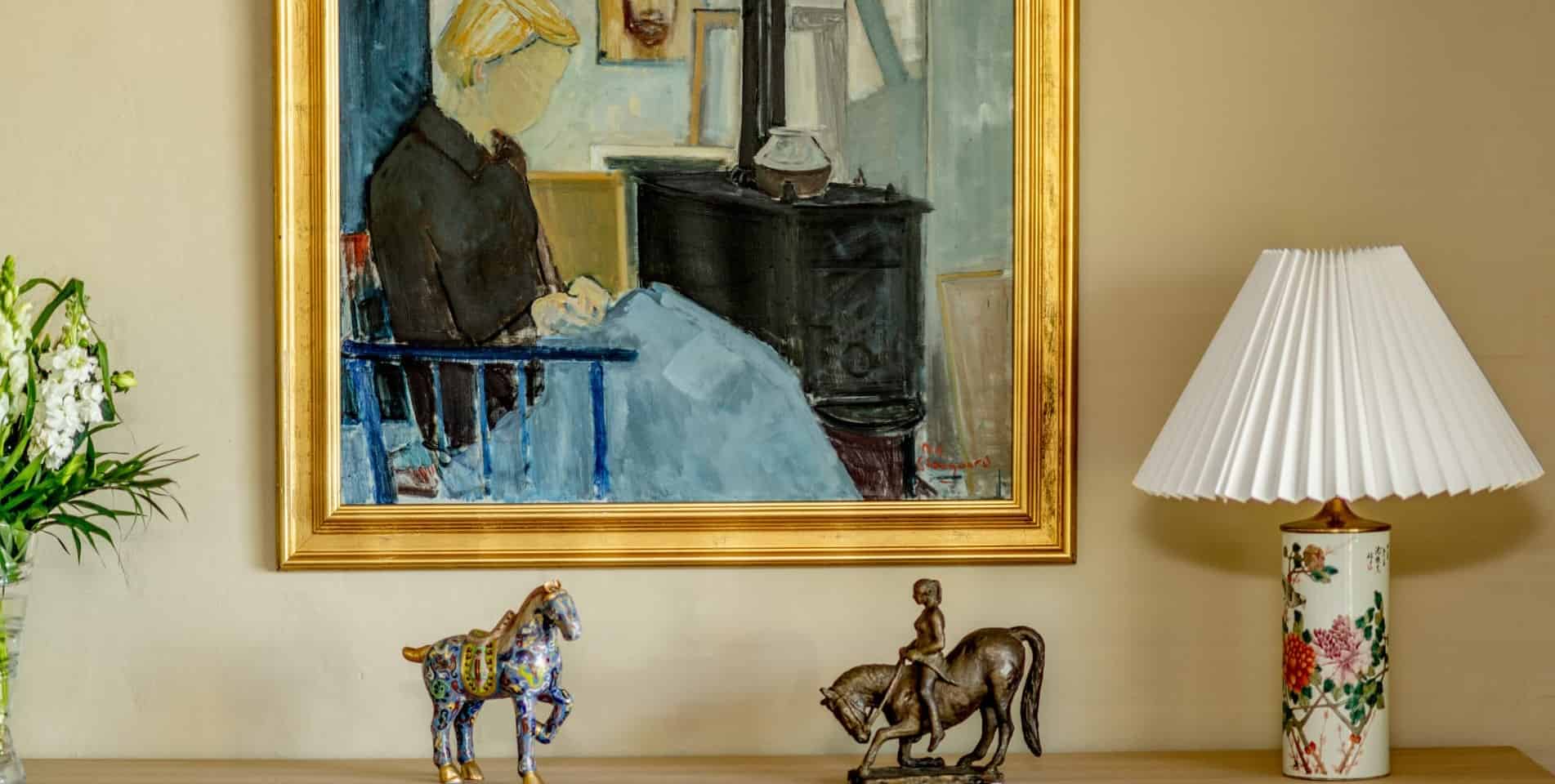 en reol med en lampe og små heste på