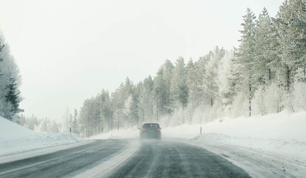 Bil på sneklædte veje om vinteren