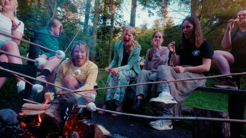 Nordvestjysk pigekor griller skumfiduser ved bål