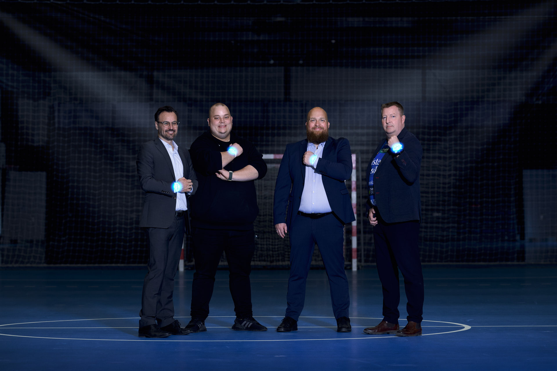 Billede af Jakob Madsen, Per Svalgaard, Rasmus Broholm Madsen og Hans Peter Jarl Madsen, der har lysarmbånd på
