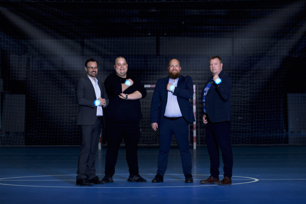 Billede af Jakob Madsen, Per Svalgaard, Rasmus Broholm Madsen og Hans Peter Jarl Madsen, der har lysarmbånd på