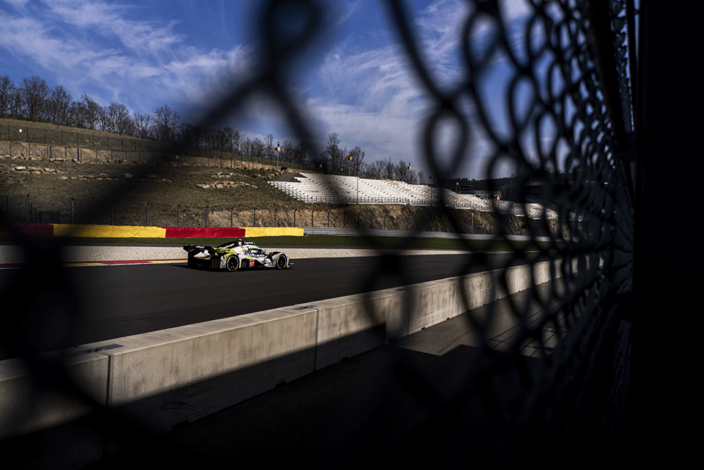 Malthe Jakobsen kører på racerbane i Peugeot Hypercar, mens han træner til Le Mans 2025