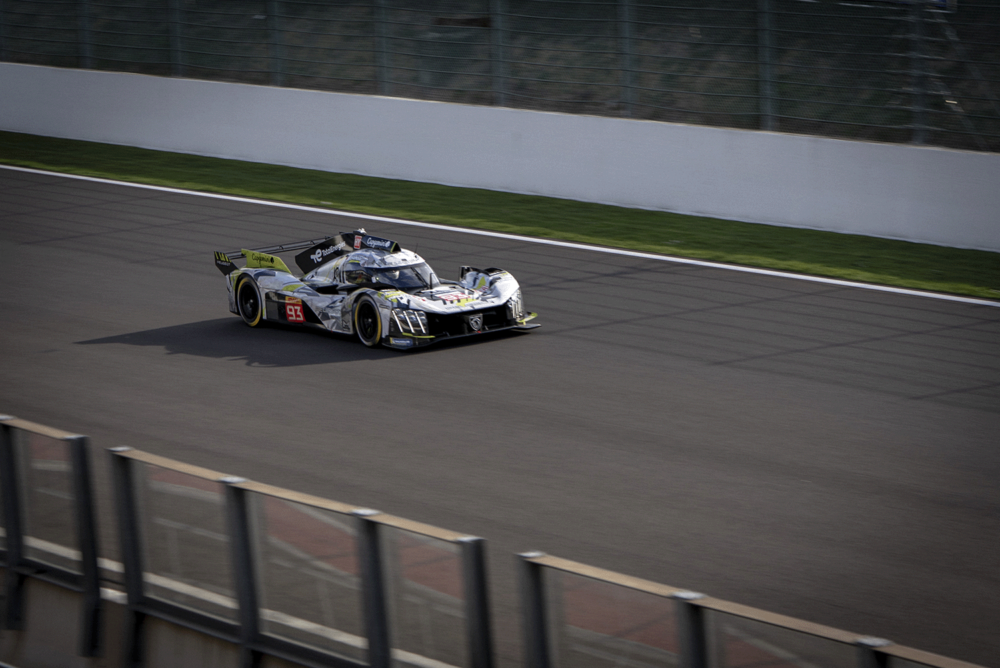 Malthe Jakobsen kører i en Peugeot Hypercar og træner inden Le Mans 2025 løber af stablen