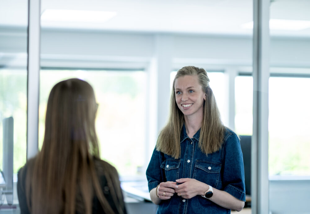 En uddannelsesvejleder snakker med en elev hos Thisted Forsikring.